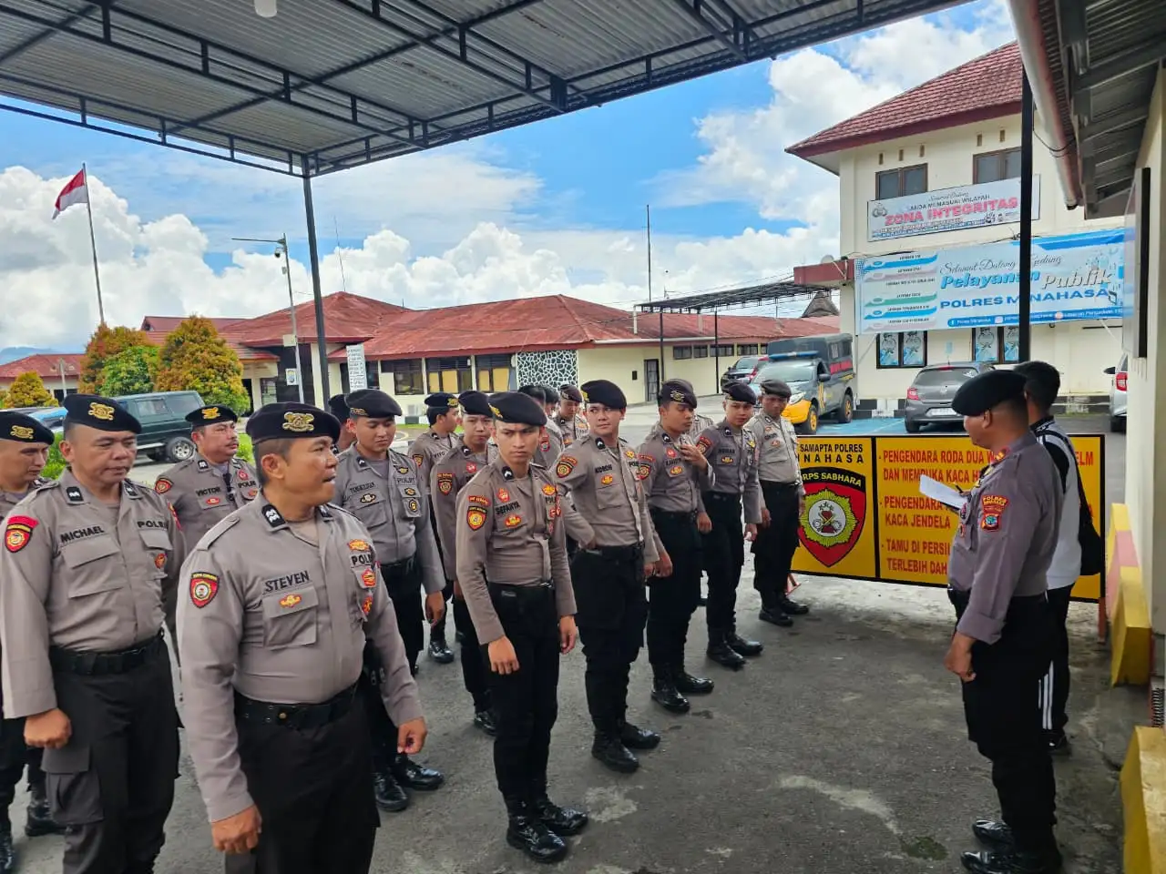 Kasi Propam Polres Minahasa dan Kasat Samapta Berikan Penguatan Kesiapsiagaan Personel yang Tersprin Gelar Pasukan Penanggulangan Bencana di Mapolda Sulut